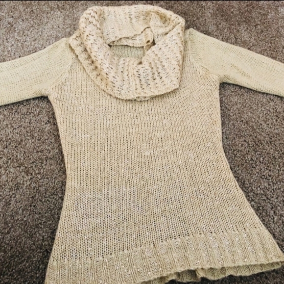 Gold sweater with gold sequences - Picture 3 of 3